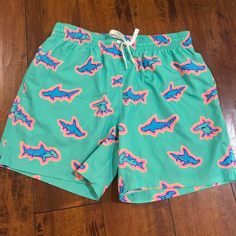 Chubbies Men's Medium shark beach swim trunks